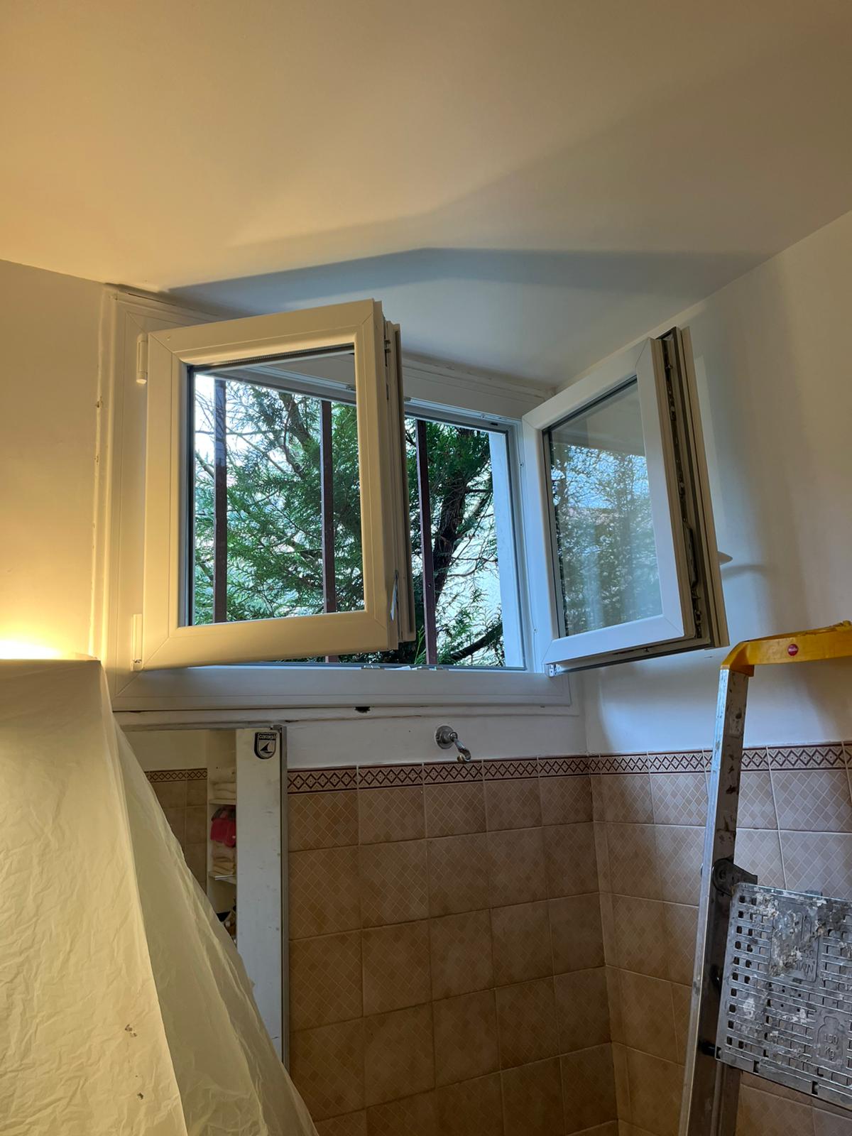 Fenêtre coulissante en aluminium noir avec grande baie vitrée offrant une vue panoramique